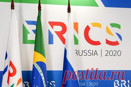 Дипломат заявил о росте интереса развитых стран Запада к БРИКС. Интерес к деятельности БРИКС возрос. Развитые страны Запада потихоньку стучатся в двери объединения в надежде наладить сотрудничество. Об этом рассказал шерпа ЮАР в БРИКС Анил Суклал в ходе встречи шерп и су-шерп в рамках российского председательства, об этом пишет ТАСС.