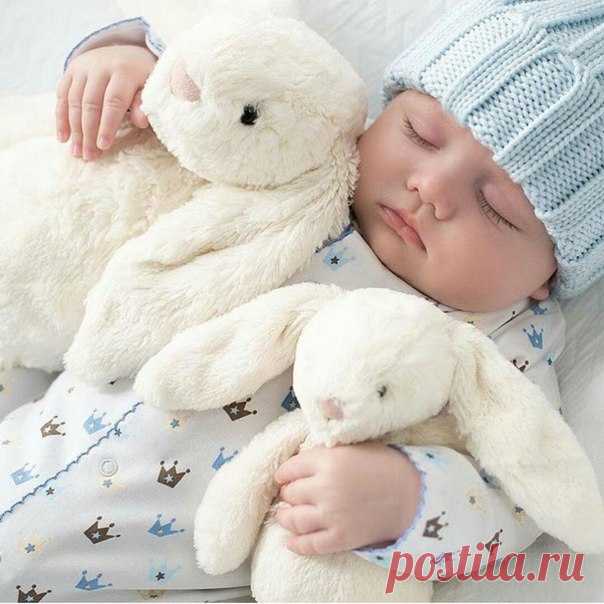 ОЧЕНЬ ТРОГАТЕЛЬНО 

Бессонные ночи, гулянья, кормления,
Крики, пеленки, стабильный бардак…
И кажется то, что близка к помутнению,
Показать полностью…