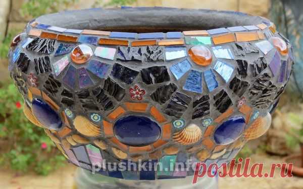 Цветочный горшок с мозаикой из стекла, ракушек и камушков