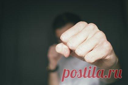 Толпа поляков избила двух украинцев. В польском городе Каменец-Зомбковицки группа футбольных фанатов, состоящая из 17 человек, избила и ограбила двух украинцев. Уточняется, что причиной конфликта стала национальность пострадавших. После избиения злоумышленники забрали у украинцев четыре тысячи злотых (около 90 тысяч рублей).