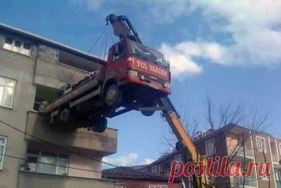 Ничего особенного. Россия. Семья переезжает, грузят вещи.. Что тут такого?