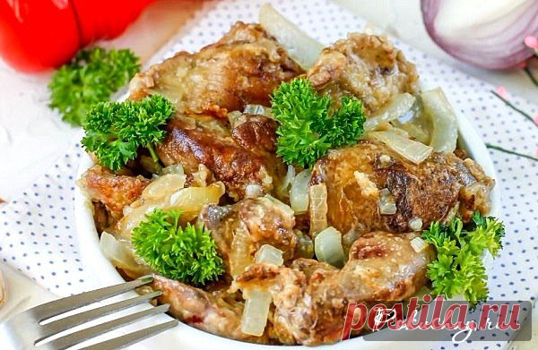 Куриная печень с луком на сковороде – простой и быстрый рецепт