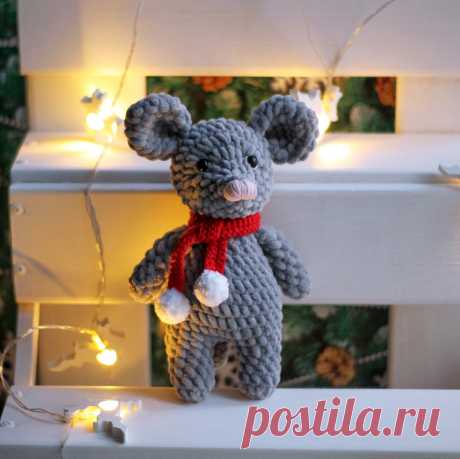 PDF Мышонок Санта крючком. FREE crochet pattern; Аmigurumi doll patterns. Амигуруми схемы и описания на русском. Вязаные игрушки и поделки своими руками #amimore - Мышь, плюшевая мышка, мышонок, крыса, rat rata, rato, ratte, szczur, szczur, mouse, ratón, maus souris, mysz myši. Amigurumi doll pattern free; amigurumi patterns; amigurumi crochet; amigurumi crochet patterns; amigurumi patterns free; amigurumi today.