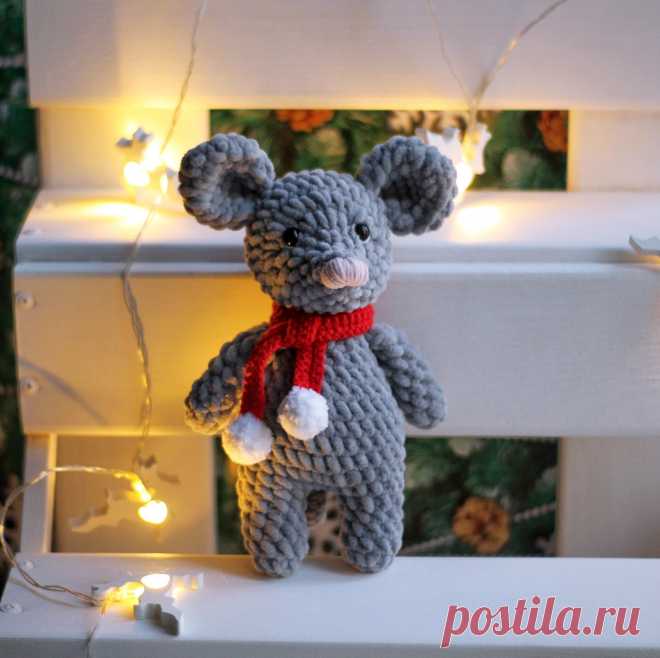 PDF Мышонок Санта крючком. FREE crochet pattern; Аmigurumi doll patterns. Амигуруми схемы и описания на русском. Вязаные игрушки и поделки своими руками #amimore - Мышь, плюшевая мышка, мышонок, крыса, rat rata, rato, ratte, szczur, szczur, mouse, ratón, maus souris, mysz myši. Amigurumi doll pattern free; amigurumi patterns; amigurumi crochet; amigurumi crochet patterns; amigurumi patterns free; amigurumi today.