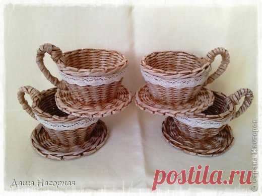 Как сплести чашку. Поделки из газетных трубочек
