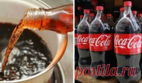 Рецепт ДОМАШНЕЙ КОЛЫ: балуем себя любимым напитком без ущерба здоровью.  Ингредиенты:  Вода — 1 л.  Лимон (небольшой) — 1 шт.  Лайм — 1 шт.  Апельсин — 2 шт.  Корица — 3 шт.  Кориандр — 2 ч. л.  Орех мускатный (молотый) — 1/4 ч. л.  Сахар — 300 г.  Кофе натуральный — 2 ст. л.  Ванильная эссенция — 1/2 ч. л.  Вода газированная. Приготовление:  На дно глубокой кастрюльки влейте 1 столовую ложку воды и насыпьте 5 столовых ложек сахара. Поставьте на очень слабый огонь, постоян...