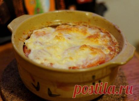 Макароны, запеченные с помидорами, под сыром | Пошаговый рецепт от Еда.ру
Нам понадобится:
🧄 Макароны 300 г
🧄Чеснок 1 зубчик
🧄Черный перец горошком 10 штук
🧄Сыр 100 г
🧄Помидоры 1 штука
🧄Майонез 150 г
Инструкция:
1. Сварите макароны, положите их на дно емкости для выпекания. Порежьте помидоры тонкими ломтиками и положите их на макароны.
2. Потрите сыр. Посыпьте макароны с помидорами тертым сыром и перцем.
3. Чеснок порежьте крупными ломтиками и уложите сверху на запек...