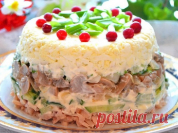 Слоеный салат с копченой курицей Ингредиенты:Копченая грудка – 200 грСвежий огурец – 2 штМаринованный грибы – 150 грЯйца – 3 штЗеленый лук – 50 грМайонезПриготовление: Яйца сварите вкрутую, остудите, очистите, натрите на мелкой терке.Зеленый лук вымойте, мелко измельчите.Копченую курицу, огурцы нарежьте соломкой,...