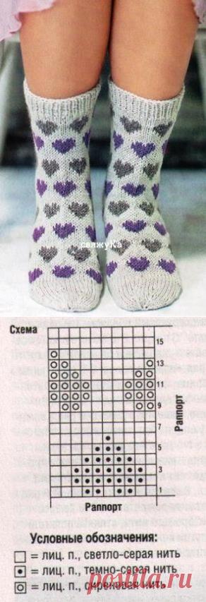 Носки с узором сердечки вязаные спицами