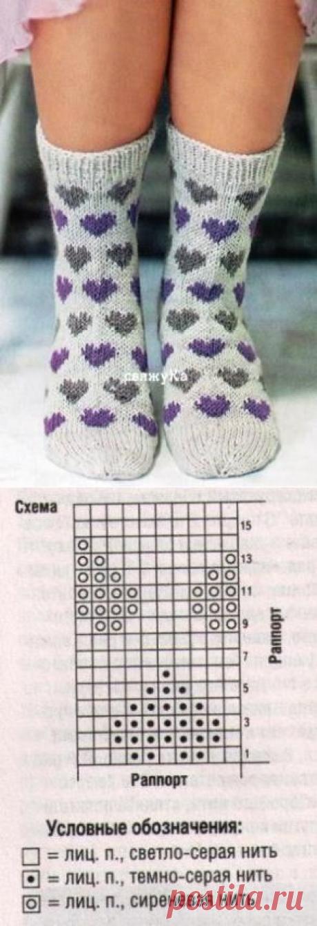 Носки с узором сердечки вязаные спицами