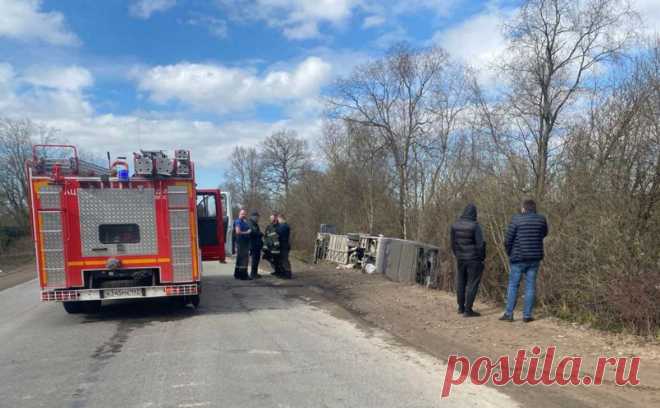 Водитель перевернувшегося в Ленобласти автобуса с рабочими был пьян. Водителя автобуса с рабочими, который съехал в кювет и перевернулся в Ленобласти накануне, задержали, сообщила пресс-служба регионального управления МВД.
