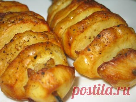 Картошка с салом в аэрогриле Просто, румяно, сочно, вкусно! Берем: Завалялось сало в морозилке? Пустите в дело. Картошка. Соль. Свежемолотый перец. Готовим: Сало режем не мелкими квадратиками-прямоугольниками. Картошку, соответственно, чистим. И кружками нарезаем. Не тонкими, но не сильно толстыми. Нанизываем на шампур кружки…