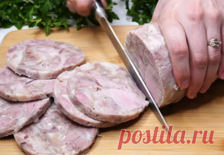 Кладем мясо в бутылку и получаем мясной рулет. Нужно только добавить специй и немного подождать