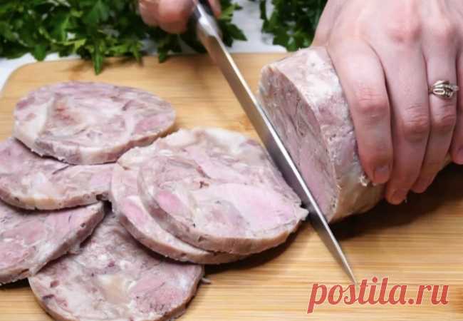 Кладем мясо в бутылку и получаем мясной рулет. Нужно только добавить специй и немного подождать