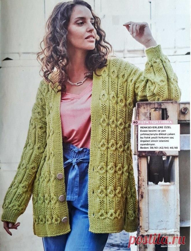 Жакет оверсайз на пуговицах Жакет свободного силуэта фисташкового цвета с косам и жемчужным узором. Жемчужный узор всегда хорошо сочетается с косами и жгутами.