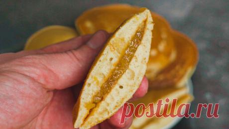 Ингредиенты: Мука 130 г Сахарная пудра 60 г Сода 0,5 ч.л. Сухое молоко 25 г Мед 30 г Молоко 160 г Джем или шоколадная паста для начинки