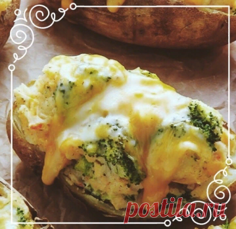 КАРТОФЕЛЬ, ФАРШИРОВАННЫЙ БРОККОЛИ ПОД СЫРОМ 
⠀ 
Ингредиенты: 
🥔Картофель — 4 шт.; 
🥃Оливковое масло — 1 ч. л.; 
Сливочное масло — 50 г; 
Греческий йогурт — 140 г; 
Кефир нежирный — 60 мл; 
🧀Сыр — 150 г (без сычуга); 
🥦Брокколи — 100 г; 
Сушёный или свежий укроп — ½ ч. л.; 
🌶Паприка — ½ ч. л.; 
Cоль, перец, асафетида, другие специи — по вкусу. 
⠀ 
Приготовление: 
1. Разогрейте духовку до 200ºC. Застелите форму для выпечки пергаментной бумагой и отставьте. 
2. Картофель...