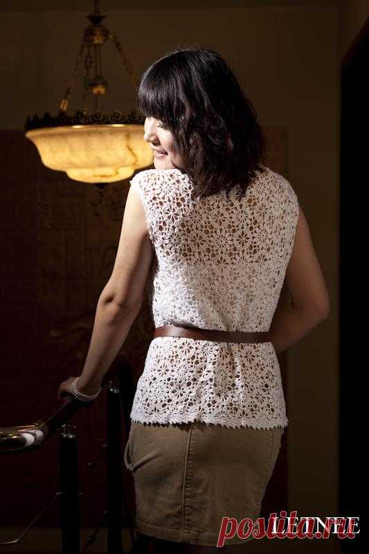 Белый топ без рукавов и кофта с длинным рукавом от LETNEE.