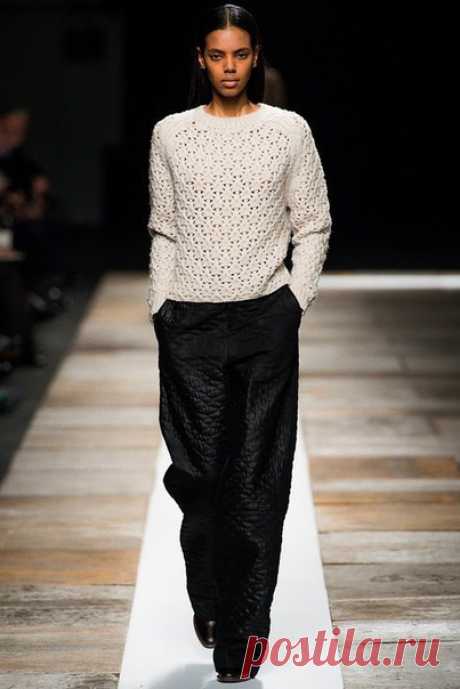 Пуловер из коллекции Theyskens Theory fw 2013
Размеры: 40/42 (44/46) 48/50 
Вам потребуется: 450 (500) 550 г белой пряжи Alta Moda Cashmere (80% овечьей шерсти, 20% кашемира, 90 м/50 г); прямые спицы № 6 и № 7; круговые спицы № 6. 
Техника вязания.
Резинка, спицы № 6.
Прямые и обратные ряды: нечетное число петель. Лиц. р.: кром., 1 изн., 1 лиц. попеременно, заканчивать 1 изн., кром. Изн. р.: петли вязать по рисунку.
Круговые ряды: четное число петель. Вязать попеременно 1 ...