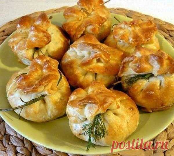 Как приготовить закусочные мешочки из слоеного теста на праздничный стол!  - рецепт, ингредиенты и фотографии