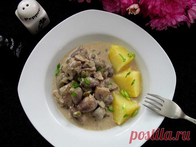 Фрикасе из куриных сердечек. Очень простое блюдо с совершенно нетривиальным вкусом! Фрикасе - это простое, но очень вкусное блюдо французской кухни. Фрикасе представляет собой рагу, преимущественно из белого мяса в белом соусе. Чаще всего для этого блюда используют мясо телятины, кролика или курицы, но в современном мире встречаются варианты и со свининой, бараниной, рыбой и...