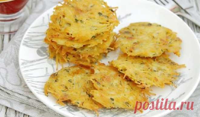 Оладьи из вермишели Оладьи из вермишели - это очень вкусное и необычное блюдо, которое можно легко приготовить в домашних условиях. Такие оладьи можно сделать в качестве закуски, а также как дополнение к основному мясному блюду. Закуску можно подать вместе со сметанным или чесночным соусом.