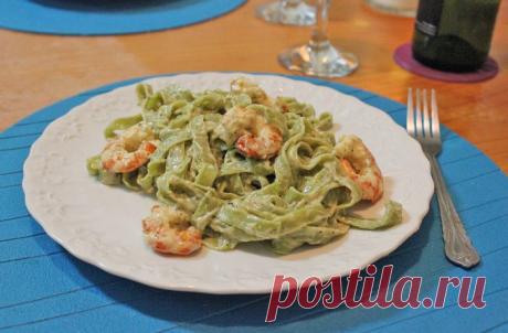 Паста со сливочным соусом из голубого сыра и креветками | Foodbook.su Очень вкусная паста, моя любимая! Даже если вы не любите синий сыр, - попробуйте! В соусе он очень-очень хорош! Кстати, сыр можно взять любой, и креветки заменить на лосось или кусочки курицы.
