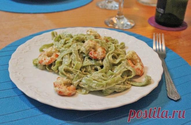 Паста со сливочным соусом из голубого сыра и креветками | Foodbook.su Очень вкусная паста, моя любимая! Даже если вы не любите синий сыр, - попробуйте! В соусе он очень-очень хорош! Кстати, сыр можно взять любой, и креветки заменить на лосось или кусочки курицы.