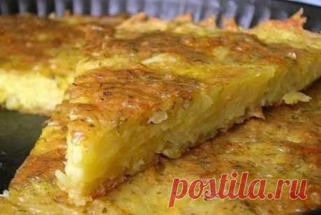 Запеканка из тертого картофеля с сыром и чесноком
Это блюдо стало одним из моих любимых еще в детстве и до сих пор им остается. Им часто угощала меня сестра, когда я приезжала к ней в гости. Разница в возрасте у нас довольно большая, и поэтому когда я только начала интересоваться кулинарными премудростями, сестра была уже опытной хозяйкой. У неё я переняла рецепт этой замечательной запеканки с возбуждающим аппетит чесночным ароматом.
Такой картофельной запеканкой можно легко накормить всю семь