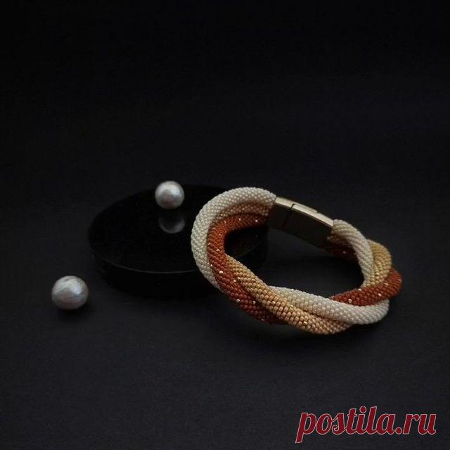 Мое первое видео в Reels 💪🏻😊

На фото один из пяти браслетов для подружек)
Как-то рассказывала историю... Клиентка заказала себе похожий браслет, только в серых тонах. А спустя время написала 