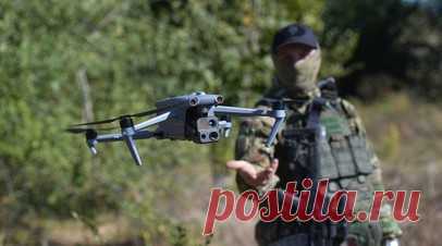 «Накопили богатейший опыт»: разработчик — о развитии российских военных БПЛА в 2023 году. Уходящий год стал прорывным для России в сфере военной беспилотной отрасли. Об этом в интервью RT заявил генеральный директор КБ «АвиаНовации», кандидат технических наук Сергей Товкач. По его словам, отечественные предприятия значительно нарастили объёмы производства различных БПЛА. В частности, передовые подразделения ВС РФ в достаточном количестве получили такие эффективные FPV-дроны, как «Упырь»,…