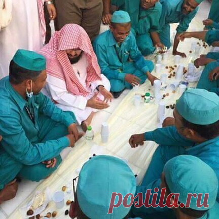 Шейх ас-Судайс, имам и хатыб Запретной Мечети Мекки, на ифтаре с уборщиками / Западло