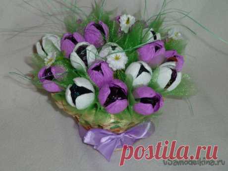Корзинка из крокусов с конфетами