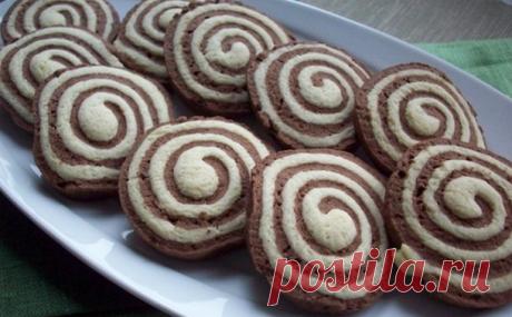 Домашнее печенье черно-белая спираль - У нас так Домашнее печенье черно-белая спираль. Ингредиенты: 300 грамм муки, сто пятьдесят гр сахара, пакетик ванильного сахара, два яичных желтка, 200 гр масла охлажденного сливочного, 2 столовых ложки какао, 2...