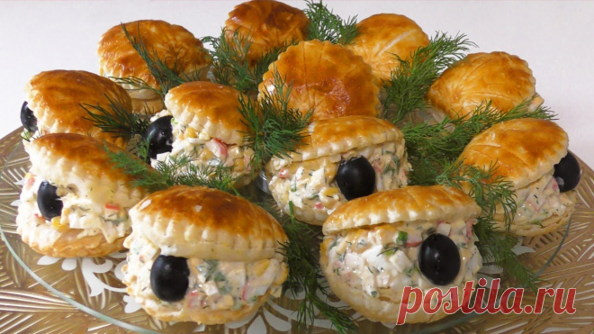 Если хотите всех удивить приготовьте эту закуску! Ракушки с чёрным жемчугом. Для заготовок «ракушки»:тесто листовое бездрожжевое – 500 гр. (я вырезала 12 заготовок, диаметром 7,5 см.)Для начинки:яйца вареные – 3 шт.сыр твердый – 60 гр.крабовые палочки – 120 гр.кукуруза консервированная – 100 гр.зеленый лук – 3 шт.зелень укропа – в салат 3-4 веточки и несколько...