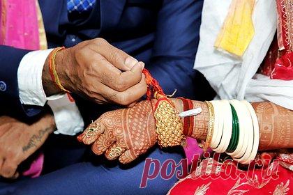 Женщина подала на развод из-за неправильного места для медового месяца. Пожелавшая остаться неизвестной индианка подала на развод всего через восемь месяцев после свадьбы, потому что вместо Гоа муж свозил ее и свою семью в города Айодхья и Варанаси, которые считаются центрами паломничества для индуистов. По словам мужчины, такой выбор он сделал из-за пожеланий матери.