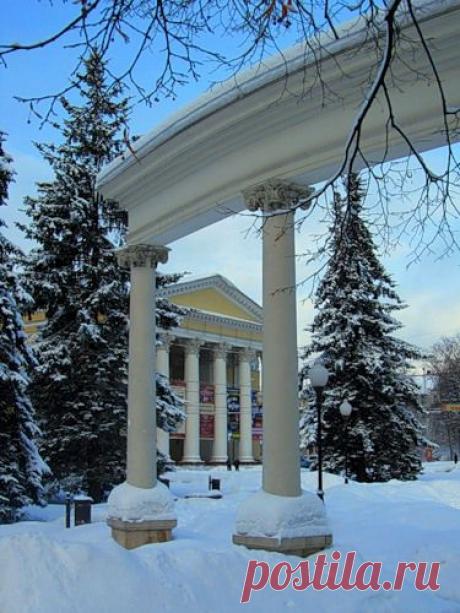 Драмтеатр со стороны сквера, г.Калининград