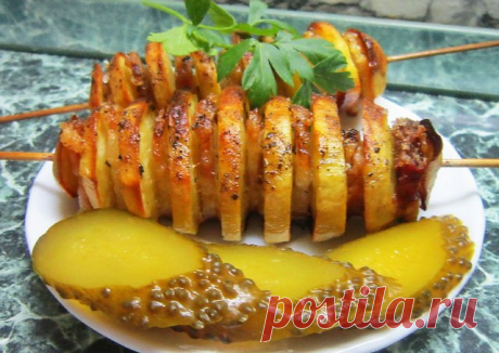 Шашлык из картофеля и сала в духовке.