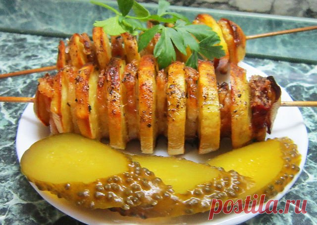 Шашлык из картофеля и сала в духовке.