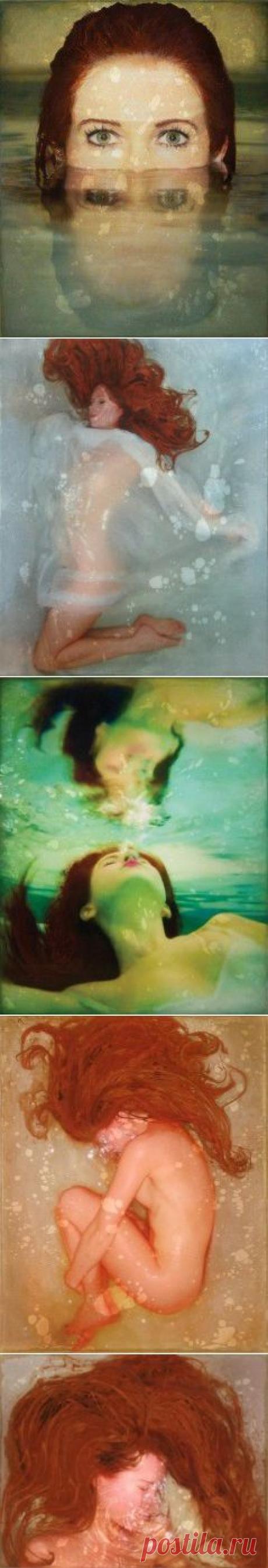 Soulpost.ru | «Подводные» картины бостонской художницы Jessica Dunegan – уникальное явление в современном мире искусства. Мастерица использует уникальную технику для получения реалистического изображения: она работает с эпоксидной смолой и акриловыми красками, нанося их слой за слоем.