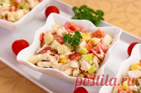 Легкий салатик для худеющих дам...
Состав:

2 помидора

 2 палочки сельдерея

1 ст.л. натурального йогурта

1/2 ч.л. горчицы

1/2 ч.л. лимонного сока

Черный молотый перец
Приготовление:

Йогурт смешать с горчицей и лимонным соком.

Помидоры порезать кубиками.

Стебли сельдерея нарезать.

 Смешать все ингредиенты.

100 гр. салатика содержат: ВСЕГО 20 ккал !

белки - 1,0 гр.

 жиры - 0,3 гр.

 углеводы - 3,5 гр.