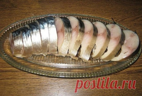 Потрясающая соленая скумбрия. 
 
Предлагаю самый удачный рецепт солёной скумбрии, от которой все будут в полном восторге. 
 
Ингредиенты 
Соль – 5 ст.л. без верха 
Сахар – 2 ст.л. 
Чай чёрный без добавок — 3 ст.л. 
Лук – 1 шт. 
Вода – 1 л 
 
Маринад 
В кастрюлю набираем воду, добавляем соль, сахар, нарезанный лук, чай чёрный. Чая можно взять и больше, всё зависит от его качества. Он, во-первых, цвет рыбе придаёт копчёный, а во-вторых, дубильные вещества делают её плотной и...