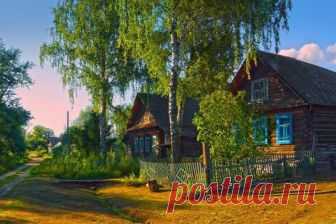 Кто в Египет, кто на Мальту, 
А кому милей Бали... 
Крутят глобус, вертят карту, 
Ищут рай чужой земли. 

Где тот рай? Да он же рядом! 
Не ищи, а оглянись. 
Речка, травы- водопадом, 
Голубого неба высь. 
Лес стеной,в ромашках поле, 
Нива хлебная вдали... 
С чем сравнить моё раздолье 
Где курлычут журавли?... 

Не нужна мне заграница, 
Мне бы в милое село 
Да душою с лесом слиться, 
Ведь она болит зело. 
И обняв за ствол берёзку 
Сердцем пить бальзам земли. 
Ей сказать:-Моя...