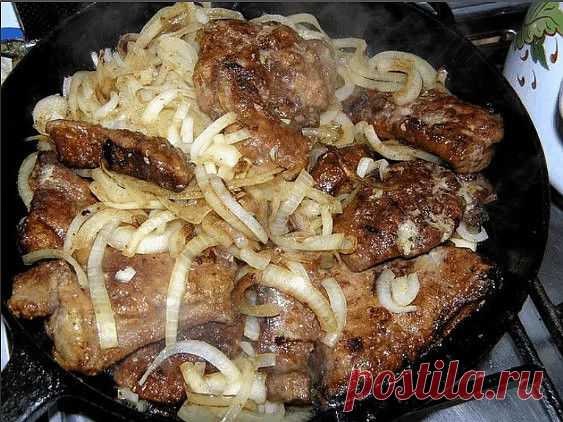 САМЫЙ ВКУСНЫЙ РЕЦЕПТ ПЕЧЕНИ

Ингредиенты:

600 г - говяжьей печени
1 шт.- яйцо
3 зубчика - чеснока
1 ч. л. - сахара
1 ч. л.- соли (без горки)
0,5 ч. л. -соды
1 шт.- луковица
масло растительное -для жарки
мука кукурузная - для панировки

Приготовление:

Печень вымыть, обсушить, удалить пленку и нарезать крупными кусочками.
Приготовить маринад: в миске взбить яйцо с солью, сахаром, содой и чесноком, пропущенным через пресс. Залить полученной смесью кусочки печени и оставь ма...