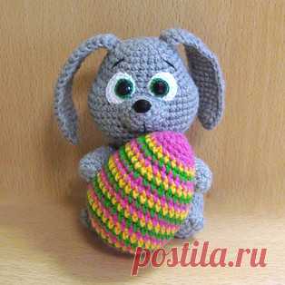 Пасхальный кролик амигуруми. Схемы и описания для вязания игрушек крючком! Бесплатный мастер-класс от Наталии Лобзовой по вязанию пасхального кролика крючком. Высота вязаной игрушки примерно 11 см. Для изготовления такого мал…