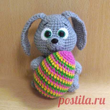 Пасхальный кролик амигуруми. Схемы и описания для вязания игрушек крючком! Бесплатный мастер-класс от Наталии Лобзовой по вязанию пасхального кролика крючком. Высота вязаной игрушки примерно 11 см. Для изготовления такого мал…