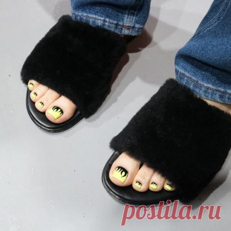 Сногсшибательный эффект -- стильные идеи летнего педикюра 2018 
С таким педикюром ты будешь самой стильной. Представь: вот идешь такая красивая по улице, а все встречные ребята так и столбенеют, а которые послабей — так и падают, падают, падают и сами собой в шта…