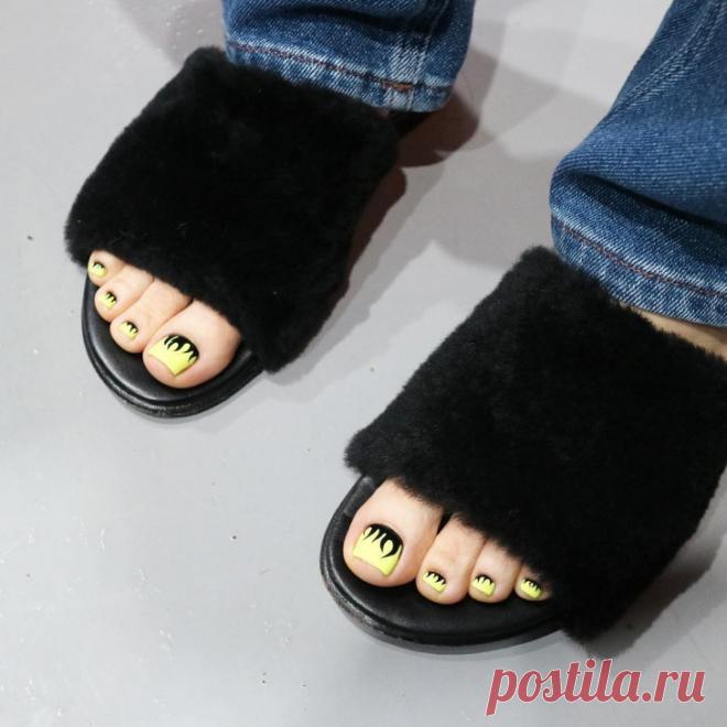 Сногсшибательный эффект -- стильные идеи летнего педикюра 2018 
С таким педикюром ты будешь самой стильной. Представь: вот идешь такая красивая по улице, а все встречные ребята так и столбенеют, а которые послабей — так и падают, падают, падают и сами собой в шта…