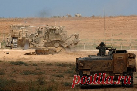 ЦАХАЛ выразил готовность возобновить военную операцию в секторе Газа. Армия обороны Израиля (ЦАХАЛ) выразила готовность возобновить военную операцию в секторе Газа, если ХАМАС до полуночи по местному времени не освободит вторую группу заложников. Об этом сообщил телеканал Channel 13. Однако 12-й телеканал со ссылкой на политические источники сообщает, что Тель-Авив отверг все обвинения.