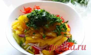 Легкий салат с курицей и сливой